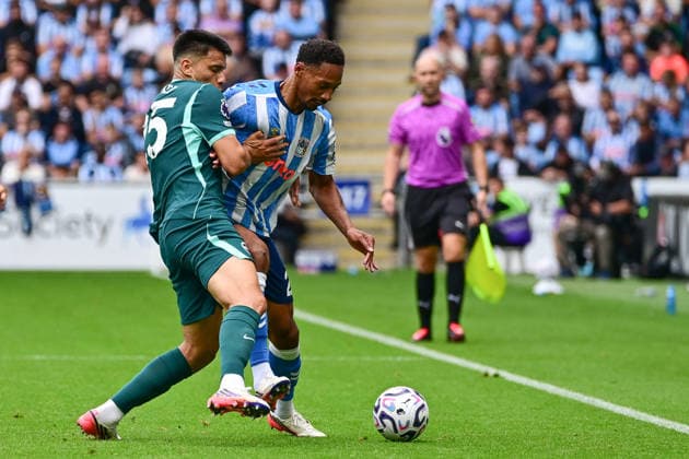 Coventry City v Brighton and Hove Albion, Premier League Coventry City defender Ethan Pinnock (2) battles for possession with Brighton and Hove Albion midfielder Diego Gomez (25) during the Premier League match between Coventry City and Brighton and Hove Albion at the Coventry Building Society Arena, Coventry, UK on 13 September 2026. Coventry Coventry Building Society Arena West Midlands UK Editorial use only DataCo restrictions apply See www.football-dataco.com , Copyright: xDennisxGoodwinx PSI-24865-0046