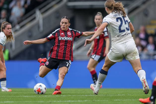 GER, Frankfurt, Eintracht Frankfurt vs. TSG Hoffenheim, Google Pixel Women s Bundesliga, Soccer, DFB, 2026–2027 Season, Stadion am Brentanobad, Matchday 4 in pictures (from left): Ereleta Memeti, Eintracht Frankfurt Women s Team 7, Jonna van de Velde, TSG Hoffenheim Women 25. DFB and DFL regulations prohibit any use of photographs as image sequences and or quasi-video. September 13, 2026 Copyright: HMBxMedia HendrikxHamelau
