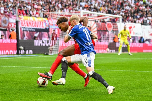 Soccer I Men s I 2026–2027 Season I Bundesliga I Matchday 3 I RB Leipzig vs. Hamburger SV I September 13, 2026 Tackle by Forzan Assan Quedraogo 8, RB Leipzig and Albert Gronbaek Erlykke 11, Hamburger SV, Leipzig, Red Bull Arena, Saxony, Germany Copyright: xLobeca InesxHähnelx