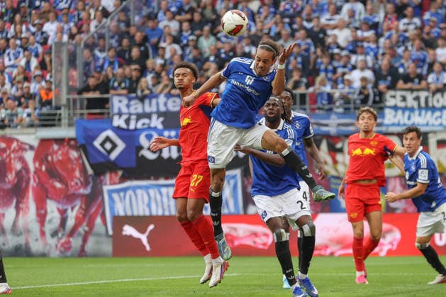 September 13, 2026, xtgx, Soccer, Bundesliga 1, RB Leipzig vs. Hamburger SV, from left: Tidiam Gomis (Leipzig), 27, Yussuf Poulsen, Hamburg, 15, tackle, duel, battle, DFL and DFB regulations prohibit any use of photographs as image sequences and or quasi-video, Leipzig