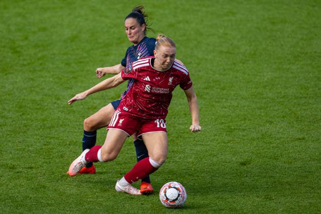 Football - FA Women™s Super League - Liverpool FC Women v Tottenham Hotspur FC Women ST HELENS, ENGLAND - Sunday, September 13, 2026: Liverpool FC Women s Ceri Holland is challenged during the FA Women™s Super League match between Liverpool FC Women and Tottenham Hotspur FC Women at the St Helens Stadium. (Photo by David Rawcliffe Propaganda) ST HELENS St Helens Stadium MERSEYSIDE ENGLAND  Copyright: xPropagandax P2026-09-13-Liverpool_W_Tottenham_W-118