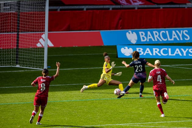 Football - FA Women™s Super League - Liverpool FC Women v Tottenham Hotspur FC Women ST HELENS, ENGLAND - Sunday, September 13, 2026: Liverpool FC Women s goalkeeper Khiara Keating makes a save from a shot from Tottenham Hotspur Women s Victoria Pelova (R) during the FA Women™s Super League match between Liverpool FC Women and Tottenham Hotspur FC Women at the St Helens Stadium. (Photo by David Rawcliffe Propaganda) ST HELENS St Helens Stadium MERSEYSIDE ENGLAND  Copyright: xPropagandax P2026-09-13-Liverpool_W_Tottenham_W-121