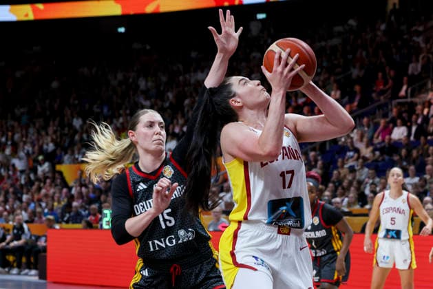 Luisa Geiselsoder of Germany and Megan Gustafson of Spain battle for the ball during the FIBA Women s Basketball World Cup Germany 2026 third-place game between Spain and Germany at the Berlin Arena on September 13, 2026, in Berlin, Germany. Photo by Marco Steinbrenner, DeFodi Images