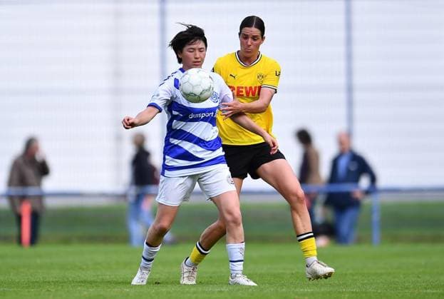 MSV Duisburg vs. Borussia Dortmund ** FOR EDITORIAL PURPOSES ONLY ** EDITORIAL USE ONLY ** Women s Soccer, Regionalliga West, Matchday 4: MSV Duisburg vs. Borussia Dortmund on September 13, 2026, at the BSA Westender Straße in Duisburg. Nina Yamada (MSV Duisburg, front) and Lara Schmidt (Borussia Dortmund, back). Germany, North Rhine-Westphalia, Duisburg. Copyright ThorstenxTillmann Copyright: ThorstenxTillmann doc87l2uymucev1i5venv0g ,EDITORIAL USE ONLY Copyright: ThorstenxTillmann
