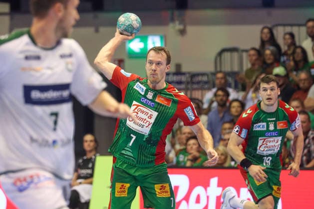 September 13, 2026, xgox, Handball: Opel HBL SC Magdeburg vs. HSG Wetzlar emspor, from left: Felix Claar (Magdeburg), No. 7 with the ball, plays the ball (Magdeburg)