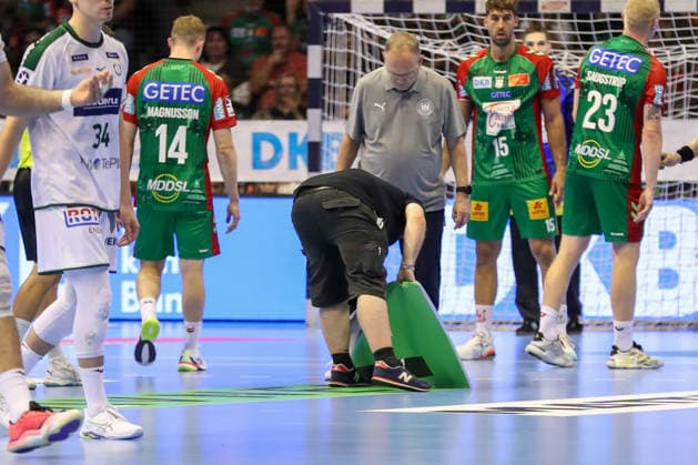 September 13, 2026, xgox, Handball: Opel HBL SC Magdeburg vs. HSG Wetzlar emspor, from left: The floor stickers; the advertisements must be removed during the game because they no longer stick. Magdeburg