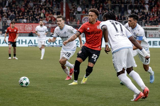 September 5, 2026, xhettx, Soccer 3rd Division, SV Waldhof Mannheim vs. SC Verl, Roberto Massimo (SV Wehen Wiesbaden), No. 22 passes the ball under pressure