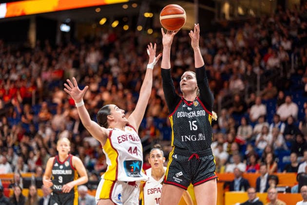 Luisa Geiselsoder (Germany), No. 15, shooting; Iyana Martin (Spain), No. 44; Spain vs. Germany, Basketball, FIBA Women s World Cup 2026, 3rd-place game, September 13, 2026, Germany; Spain vs. Germany, Basketball, 2026 FIBA Women’s World Cup, Third-Place Game, September 13, 2026, Berlin Copyright: xEibner-Pressefoto MaxxVincenx EP_MVN