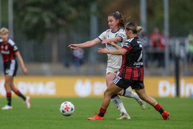 GER, Frankfurt, Eintracht Frankfurt vs. TSG Hoffenheim, Google Pixel Women s Bundesliga, Soccer, DFB, 2026–2027 Season, Stadion am Brentanobad, Matchday 4 in pictures: from left, Chiara Hahn (TSG Hoffenheim Women, 23), Ereleta Memeti (Eintracht Frankfurt Women, 7), Tackle. DFB and DFL regulations prohibit any use of photographs as image sequences and or quasi-video. September 13, 2026 Copyright: HMBxMedia HendrikxHamelau