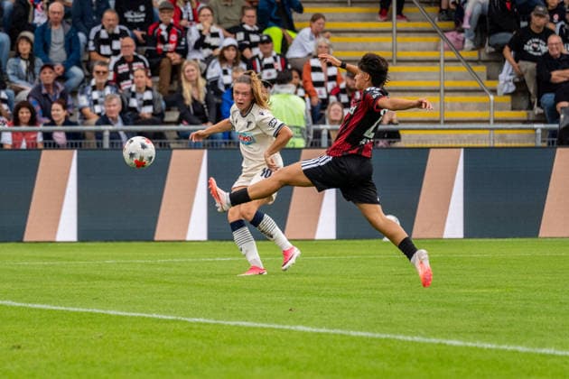 Match action: Valesca Ampoorter (TSG 1899 Hoffenheim, No. 10) sends a cross into the penalty area; Dilara Acikgoez (Eintracht Frankfurt, No. 29, GER), Eintracht Frankfurt vs. TSG 1899 Hoffenheim, Soccer, Google Pixel Women’s Bundesliga, Matchday 4, 2026–2027 Season, September 13, 2026, DFB regulations prohibit any use of photographs as image sequences and or quasi-video, GER, Eintracht Frankfurt vs. TSG 1899 Hoffenheim, Soccer, Google Pixel Women’s Bundesliga, Matchday 4, 2026–2027 Season, September 13, 2026, Frankfurt am Main Copyright: xEibner-Pressefoto J-NxGroemlingx EP_JGG