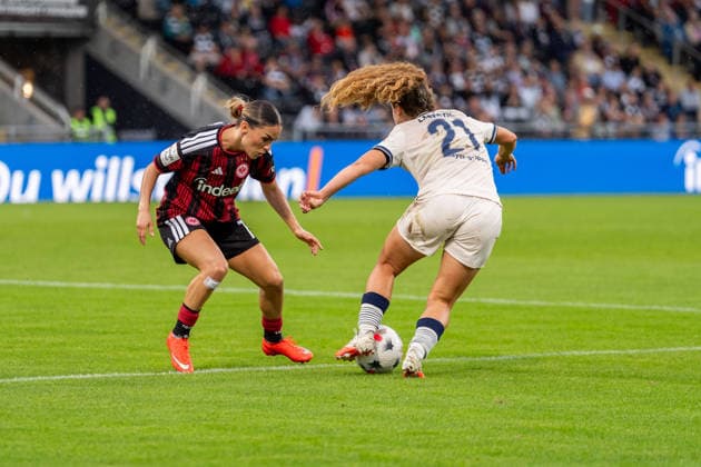 Game action, tackle, from left: Ereleta Memeti (Eintracht Frankfurt), 07, Laia Martret (TSG 1899 Hoffenheim), 21, GER, Eintracht Frankfurt vs. TSG 1899 Hoffenheim, soccer, Google Pixel Women’s Bundesliga, Matchday 4, 2026–2027 season, September 13, 2026, DFB regulations prohibit any use of photographs as image sequences and or quasi-video, GER, Eintracht Frankfurt vs. TSG 1899 Hoffenheim, Soccer, Google Pixel Women’s Bundesliga, Matchday 4, 2026–2027 Season, September 13, 2026, Frankfurt am Main Copyright: xEibner-Pressefoto J-NxGroemlingx EP_JGG