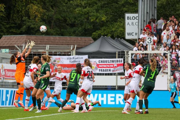 Laura Giuliani of VfB Stuttgart (No. 1) makes a confident save. VfB Stuttgart vs. VfL Wolfsburg, Soccer, Women s Bundesliga, Matchday 4, 2026–2027 season, September 13, 2026 VfB Stuttgart vs. VfL Wolfsburg, soccer, Women’s Bundesliga, Matchday 4, 2026–2027 season, September 13, 2026 Copyright: xEibner-Pressefoto SoerenxHerwegx EP_SHG