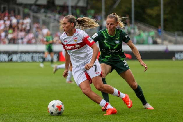 Daphina Redzepi (VfB Stuttgart), 7, in a close battle with Sarai Linder (VFL Wolfsburg), 39; VfB Stuttgart vs. VfL Wolfsburg, soccer, Women s Bundesliga, Matchday 4, 2026–2027 season, September 13, 2026 VfB Stuttgart vs. VfL Wolfsburg, soccer, Women s Bundesliga, Matchday 4, 2026–2027 season, September 13, 2026 Copyright: xEibner-Pressefoto SoerenxHerwegx EP_SHG