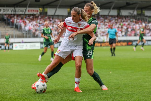 Daphina Redzepi (VfB Stuttgart), 7, in a close battle with Sarai Linder (VFL Wolfsburg), 39; VfB Stuttgart vs. VfL Wolfsburg, soccer, Women s Bundesliga, Matchday 4, 2026–2027 season, September 13, 2026 VfB Stuttgart vs. VfL Wolfsburg, soccer, Women s Bundesliga, Matchday 4, 2026–2027 season, September 13, 2026 Copyright: xEibner-Pressefoto SoerenxHerwegx EP_SHG