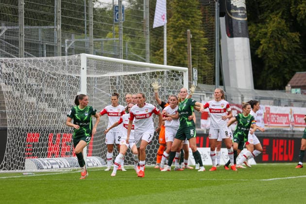 Just before VfL Wolfsburg s corner, there s a scramble in the penalty area: VfB Stuttgart vs. VfL Wolfsburg, Soccer, Women s Bundesliga, Matchday 4, 2026–2027 season, September 13, 2026, VfB Stuttgart vs. VfL Wolfsburg, Soccer, Women’s Bundesliga, Matchday 4, 2026–2027 season, September 13, 2026 Copyright: xEibner-Pressefoto SoerenxHerwegx EP_SHG