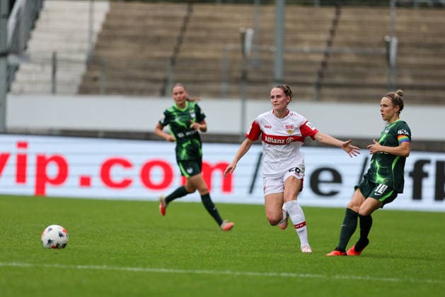 Reena Wichmann (VfB Stuttgart, 28) is unable to stop the pass from Svenja Huth (VFL Wolfsburg, 10). VfB Stuttgart vs. VfL Wolfsburg, Soccer, Women s Bundesliga, Matchday 4, 2026–2027 season, September 13, 2026, VfB Stuttgart vs. VfL Wolfsburg, Soccer, Women’s Bundesliga, Matchday 4, 2026–2027 season, September 13, 2026 Copyright: xEibner-Pressefoto SoerenxHerwegx EP_SHG