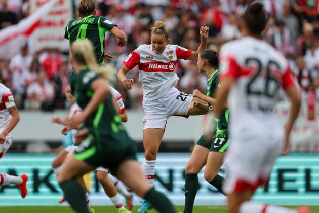 Jana Beuschlein (VfB Stuttgart), 20, tries to get a header on the ball; VfB Stuttgart vs. VfL Wolfsburg, Soccer, Women s Bundesliga, Matchday 4, 2026–2027 Season, September 13, 2026, VfB Stuttgart vs. VfL Wolfsburg, soccer, Women’s Bundesliga, Matchday 4, 2026–2027 season, September 13, 2026 Copyright: xEibner-Pressefoto SoerenxHerwegx EP_SHG