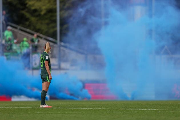 Lara Praönikar of VFL Wolfsburg (No. 9) watches the smoke from a flare that Stuttgart Kickers fans threw onto the field from outside the stadium. VfB Stuttgart vs. VfL Wolfsburg, Soccer, Women s Bundesliga, Matchday 4, 2026–2027 season, September 13, 2026 VfB Stuttgart vs. VfL Wolfsburg, soccer, Women’s Bundesliga, Matchday 4, 2026–2027 season, September 13, 2026 Copyright: xEibner-Pressefoto SoerenxHerwegx EP_SHG