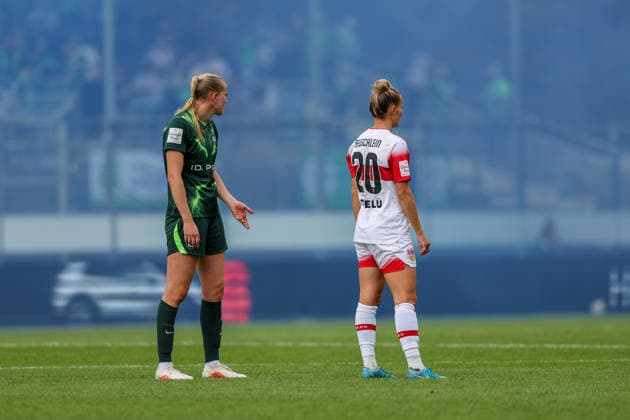 Kessya Bussy of VFL Wolfsburg, 19, and Jana Beuschlein of VfB Stuttgart, 20, in the smoke from a flare; VfB Stuttgart vs. VfL Wolfsburg, soccer, Women’s Bundesliga, Matchday 4, 2026–2027 season, September 13, 2026, VfB Stuttgart vs. VfL Wolfsburg, soccer, Women’s Bundesliga, Matchday 4, 2026–2027 season, September 13, 2026 Copyright: xEibner-Pressefoto SoerenxHerwegx EP_SHG