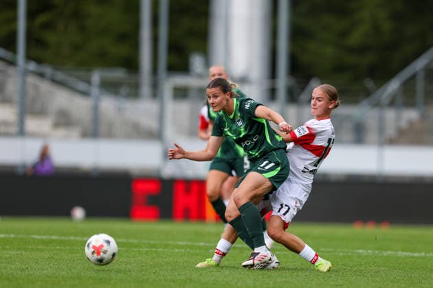 Katharina Piljic (VFL Wolfsburg, 17) vs. Muriel Dürr (VfB Stuttgart, 17), VfB Stuttgart vs. VfL Wolfsburg, Soccer, Women s Bundesliga, Matchday 4, 2026–2027 Season, September 13, 2026, VfB Stuttgart vs. VfL Wolfsburg, soccer, Women’s Bundesliga, Matchday 4, 2026–2027 season, September 13, 2026 Copyright: xEibner-Pressefoto SoerenxHerwegx EP_SHG