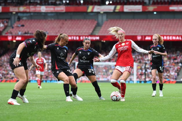 Arsenal gegen Palace Women, 13. September 2026, London, Barclays Women’s Super League, Fußball, Arsenal gegen Crystal Palace Women, Chloe Kelly von Arsenal, umringt von Spielerinnen von Palace, Foto: Charlotte Wilson, Offside, London, Großbritannien Copyright: xCharlottexWilsonx xOffsidexOffside