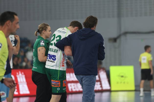 Handball I Men I 2026–2027 Season I Bundesliga I Matchday 4 I Handball Club Hamburg vs. FRISCH AUF Göppingen I September 13, 2026 Ole Pregler 23, Frisch Auf Göppingen leaves the court injured Hamburg Alsterdorfer Sports Hall Hamburg Germany Copyright: xLobeca RalfxHomburgx