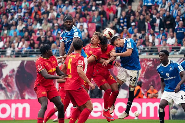 German Bundesliga 2026–2027, Matchday 3: RB Leipzig vs. Hamburger SV at Red Bull Arena, Leipzig. Heading duel: Nicolas Capaldo (Hamburger SV, 24) vs. Benjamin Henrichs (RB Leipzig, 39) Copyright: xAymanxAlahmedx