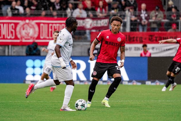 Germany Soccer Season 2026–2027, 3rd Division, Matchday 5, SV Wehen Wiesbaden vs. SV Waldhof Mannheim, Brita Arena, Wiesbaden; Darnell Keumo (SV Waldhof Mannheim, No. 17) has the ball, in possession, in a tackle with Roberto Massimo (SV Wehen Wiesbaden, No. 22); Wiesbaden, Brita Arena, Germany Copyright: xBennetxLongx