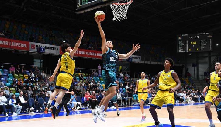 September 13, 2026, xokbx, Basketball Netto BBL Cup, Skyliners Frankfurt vs. Science City Jena – Radii Caisin (Fraport Skyliners Frankfurt), Isaiah Moses (Medipolis SC Jena), one-on-one, duel, drive to the basket, shot by Frankfurt