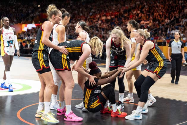 Alexis Peterson (Germany), No. 1, on the floor; Leonie Fiebich (Germany), No. 13; Marie Guelich (Germany), No. 21; Frieda Buehner (Germany), No. 20; Emma Eichmeyer (Germany), No. 09, helping her up; GER, Spain vs. Germany, basketball, 2026 FIBA Women’s World Cup, 3rd-place game, September 13, 2026, GER, Spain vs. Germany, basketball, 2026 FIBA Women’s World Cup, 3rd-place game, September 13, 2026, Berlin Copyright: xEibner-Pressefoto MaxxVincenx EP_MVN