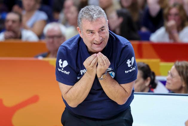 Head Coach Miguel Mendez of Spain looks dejected during the FIBA Women s Basketball World Cup Germany 2026 third-place game between Spain and Germany at the Berlin Arena on September 13, 2026, in Berlin, Germany. Photo by Marco Steinbrenner, DeFodi Images