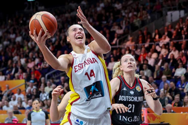 Raquel Carrera of Spain and Marie Guelich of Germany battle for the ball during the third-place game between Spain and Germany at the 2026 FIBA Women’s Basketball World Cup in Germany, held at the Berlin Arena on September 13, 2026, in Berlin, Germany. Photo by Marco Steinbrenner, DeFodi Images