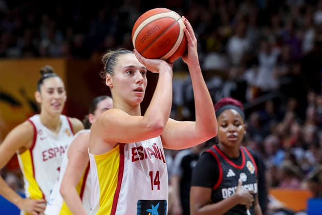 Raquel Carrera of Spain controls the ball during the third-place game between Spain and Germany at the 2026 FIBA Women s Basketball World Cup in Germany, held at the Berlin Arena on September 13, 2026, in Berlin, Germany. Photo by Marco Steinbrenner, DeFodi Images
