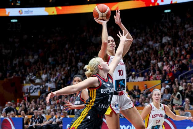 Emma Eichmeyer of Germany and Maria Conde of Spain battle for the ball during the FIBA Women s Basketball World Cup Germany 2026 third-place game between Spain and Germany at the Berlin Arena on September 13, 2026, in Berlin, Germany. Photo by Marco Steinbrenner, DeFodi Images