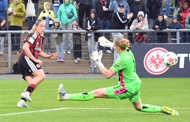 September 13, 2026, xhbx, Soccer, Google Pixel, Women s Bundesliga, Eintracht Frankfurt vs. TSG Hoffenheim, Goal scored, Goal making the score 3–2, Danique Tolhoek (Eintracht Frankfurt Women), Laura Dick (TSG 1899 Hoffenheim), Frankfurt am Main
