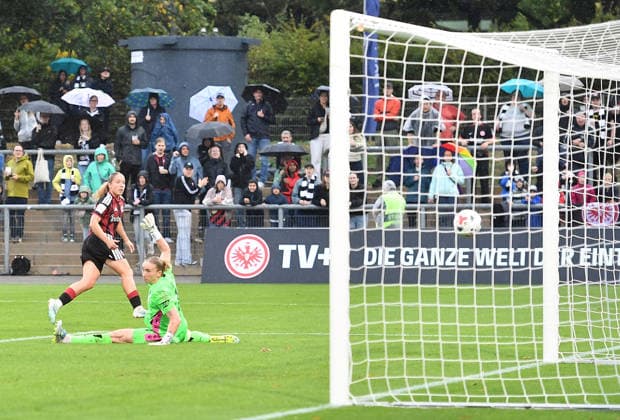 September 13, 2026, xhbx, Soccer, Google Pixel, Women s Bundesliga, Eintracht Frankfurt vs. TSG Hoffenheim, Goal scored, Goal making the score 3–2, Danique Tolhoek (Eintracht Frankfurt Women), Laura Dick (TSG 1899 Hoffenheim), Frankfurt am Main