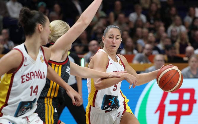 Emma Eichmeyer, Maite Cazorla with the ball; one-on-one; game action; sports; basketball; FIBA World Cup; Women s World Championship; third-place game; 2026–2027 season; September 13, 2026; DBB; Germany (GER) vs. Spain (ESP)