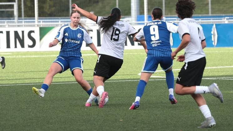 Women s Regional League soccer match between FC Schalke 04 and Fortuna Freudenberg on artificial turf field 6 at the Schalke 04 sports complex in Gelsenkirchen ** FOR EDITORIAL PURPOSES ONLY ** EDITORIAL USE ONLY ** p Marielle Münster 17 of FC Schalke during the Women’s Regional League soccer match between FC Schalke 04 (blue jerseys) and Fortuna Freudenberg (white jerseys) on Sunday, September 13, 2026, on artificial turf field 6 at the Schalke 04 sports complex in Gelsenkirchen Photo by Frank Oppitz, FUNKE Photo Services p Sports Germany NRW Gelsenkirchen Copyright FrankxOppitz Copyright: FrankxOppitz doc87l3ltmhk5varnfwez4 ,EDITORIAL USE ONLY Copyright: FrankxOppitz
