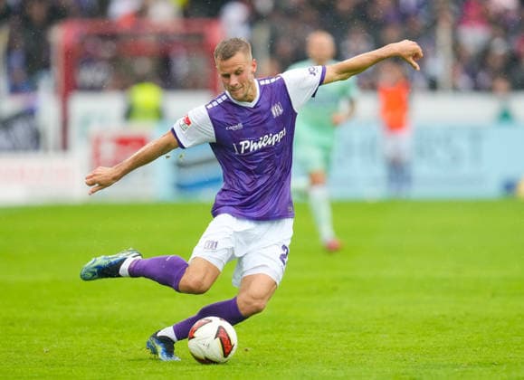 Adrian Beck, VfL Osnabrück, No. 21, plays the ball (GER), VfL Osnabrück vs. Hertha BSC, 2. Bundesliga, Matchday 5, 2026–27 season, Bremer Brücke, Osnabrück, September 13, 2026. DFL regulations prohibit any use of photographs as image sequences and or quasi-video. Photo: HMB Media, Scott W. Coleman Copyright: HMBxMedia xScottxW.xColeman