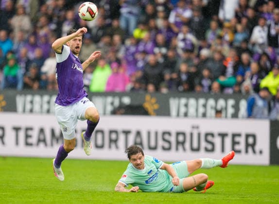 Jannik Mueller (VfL Osnabrück), 24, vs. Mads Pederson (Hertha BSC), 22, GER, VfL Osnabrück vs. Hertha BSC, 2. Bundesliga, Matchday 5, 2026–27 season, Bremer Brücke, Osnabrück, September 13, 2026 DFL regulations prohibit any use of photographs as image sequences and or quasi-video. Photo: HMB Media, Scott W. Coleman Copyright: HMBxMedia xScottxW.xColeman