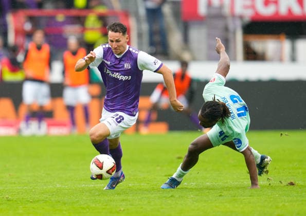 Konrad Faber (VfL Osnabrück), 28, in a tackle with Deyovaisio Zeefuik (Hertha BSC), 42 (GER), VfL Osnabrück vs. Hertha BSC, 2. Bundesliga, Matchday 5, 2026–27 season, Bremer Brücke, Osnabrück, September 13, 2026 DFL REGULATIONS PROHIBIT ANY USE OF PHOTOGRAPHS AS IMAGE SEQUENCES AND OR QUASI-VIDEO Photo: HMB Media, Scott W. Coleman Copyright: HMBxMedia xScottxW.xColeman