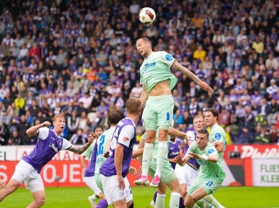 Gustaf Nilsson, Hertha BSC, No. 9, jumps for a header (GER), VfL Osnabrück vs. Hertha BSC, 2. Bundesliga, Matchday 5, 2026–27 season, Bremer Brücke, Osnabrück, September 13, 2026. DFL regulations prohibit any use of photographs as image sequences and or quasi-video. Photo: HMB Media, Scott W. Coleman Copyright: HMBxMedia xScottxW.xColeman