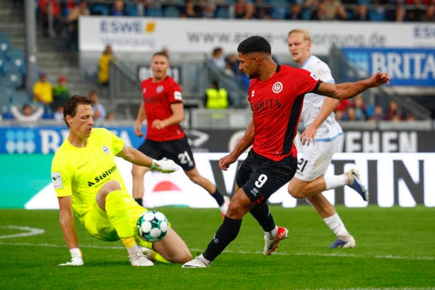 September 13, 2026, xavx, Soccer 3rd Division, SV Wehen Wiesbaden vs. SV Waldhof Mannheim: Goalkeeper Thijmen Nijhuis of SV Waldhof Mannheim clears the ball in front of Simon Stehle of SV Wehen Wiesbaden, Wiesbaden