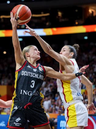 Alexandra Wilke of Germany and Raquel Carrera of Spain battle for the ball during the FIBA Women s Basketball World Cup Germany 2026 third-place game between Spain and Germany at the Berlin Arena on September 13, 2026, in Berlin, Germany. Photo by Marco Steinbrenner, DeFodi Images