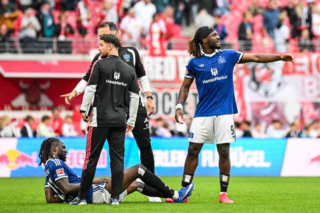 Soccer I Men s I 2026–2027 Season I Bundesliga I Matchday 3 I RB Leipzig vs. Hamburger SV I September 13, 2026 Jordan Torunarigha, 23, of Hamburger SV lies injured on the field after the final whistle, Terem Moffi, 9, of Hamburger SV calls for the medical staff at the Red Bull Arena in Leipzig, Saxony, Germany Copyright: xLobeca InesxHähnelx
