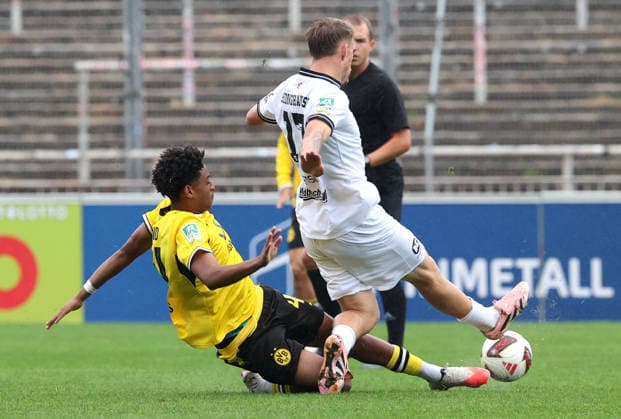 Sunday, September 13, 2026, 2026–27 season, Regionalliga West, Matchday 8 at Rote Erde Stadium in Dortmund, BVB Borussia Dortmund II vs. SV Rödinghausen, Enzo de Pina Duarte dos Santos (BVB II) vs. Ben Klefisch (SVR), from left to right