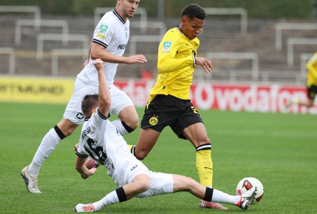 Sunday, September 13, 2026, 2026–27 season, Regionalliga West, Matchday 8 at Rote Erde Stadium in Dortmund, BVB Borussia Dortmund II vs. SV Rödinghausen, Manuel Reutter (SVR) vs. Kevin Mutove (BVB II), from left