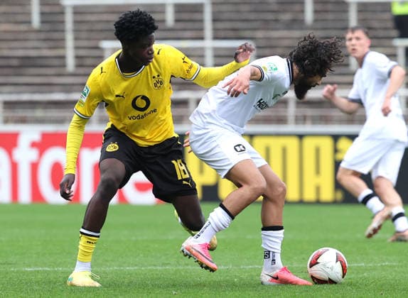 Sunday, September 13, 2026, 2026–27 season, Regionalliga West, Matchday 8 at Rote Erde Stadium in Dortmund, BVB Borussia Dortmund II vs. SV Rödinghausen, Mussa Kaba (BVB II) vs. Mikail Polat (SVR), from left