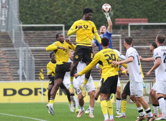 Sunday, September 13, 2026, 2026–27 season, Regionalliga West, Matchday 8 at Rote Erde Stadium in Dortmund, BVB Borussia Dortmund II vs. SV Rödinghausen, Ismael Idriss Mansaray (BVB II) and Mussa Kaba (BVB II) facing off against Lukas van Ingen (goalkeeper, SVR) and Kevin Mutove (BVB II), from left to right