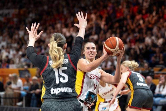 Raquel Carrera of Spain, No. 14, shooting; Luisa Geiselsoder of Germany, No. 15, GER; Spain vs. Germany, basketball, 2026 FIBA Women’s World Cup, 3rd-place game, September 13, 2026, GER; Spain vs. Germany, basketball, 2026 FIBA Women’s World Cup, 3rd-Place Game, September 13, 2026, Berlin Copyright: xEibner-Pressefoto MaxxVincenx EP_MVN